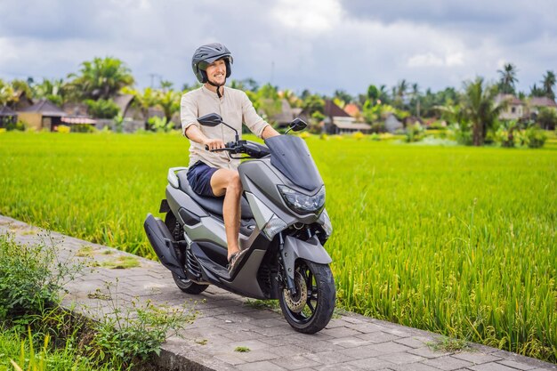 Mannelijke reiziger op een fiets tussen een rijstveld Toerist reist naar Bali