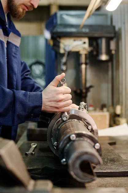 Mannelijke reparatie van machineonderdelen