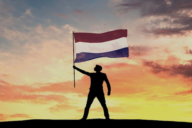 Foto mannelijke silhouet figuur zwaaien nederlandse vlag 3d-rendering