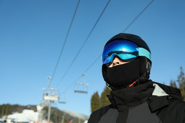 Mannelijke skiër in skihelm en beschermende brillen in bergtoevlucht