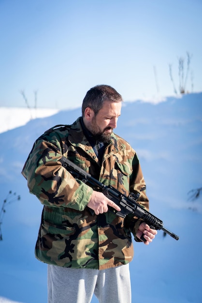 Mannelijke soldaat in militair uniform op wintersneeuw. foto van hoge kwaliteit