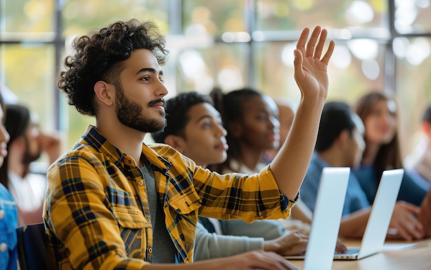 Mannelijke student die de hand opheft en de docent een vraag stelt in de klas