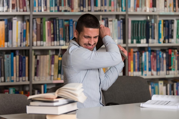 Mannelijke student gooit laptop weg en wil hem vernietigen Ondiepe scherptediepte