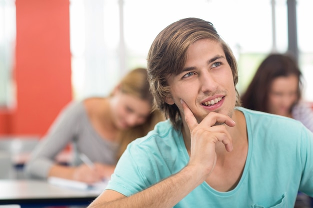 Mannelijke student in het klaslokaal