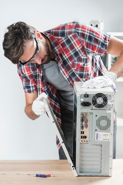 Foto mannelijke technicus die computer cpu onderzoekt