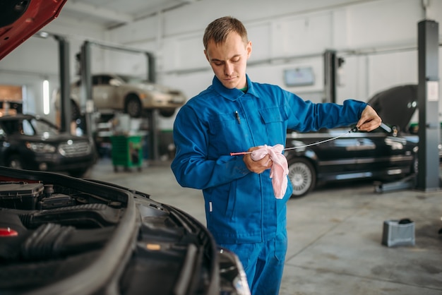 Mannelijke technicus werkt met automotor