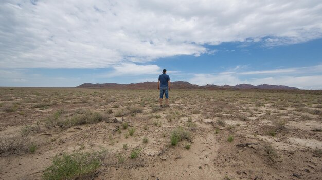 mannelijke toerist in de steppe