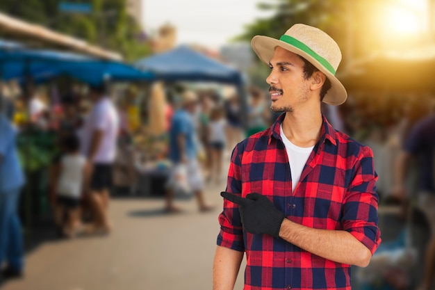 Mannelijke verkoper op traditionele braziliaanse gratis beurs