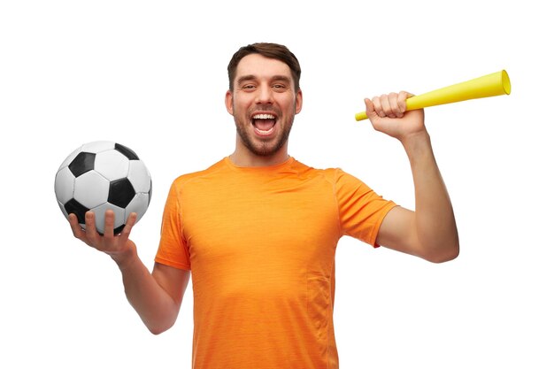 mannelijke voetbalfan met voetbal en vuvuzela