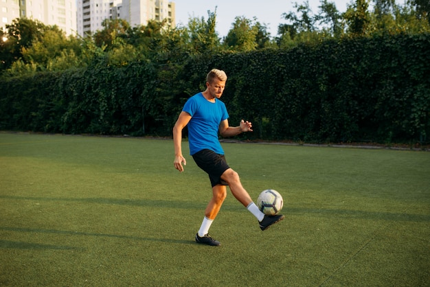 Mannelijke voetballer met bal die zich online bevindt