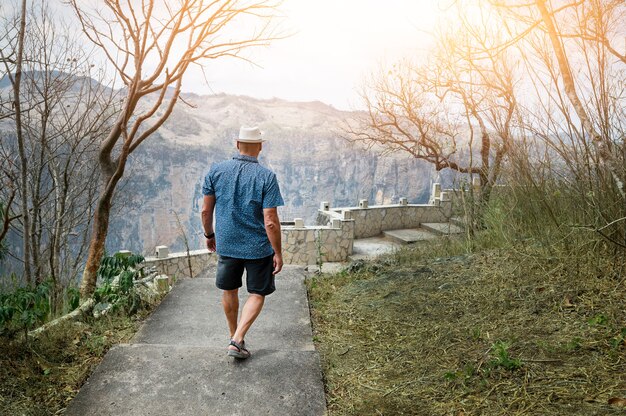 Mannelijke wandeling in de berg Mexico. Hoge kwaliteit foto