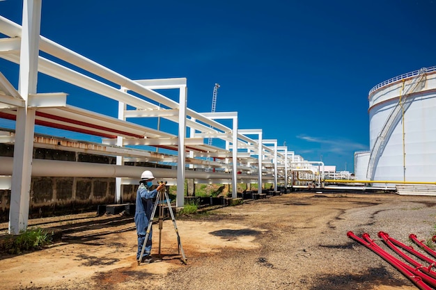 Mannelijke werknemer enquête camera inspectie visuele pijpleiding olie en gas stoom pijpleiding industrie