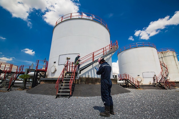 Mannelijke werknemer industrie visuele inspectie opslagtank