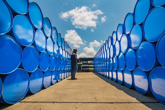 Mannelijke werknemer inspectie record drum olie voorraad vaten blauw horizontaal of chemisch voor in de industrie