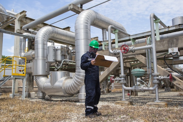 Mannelijke werknemer inspectie visuele pijpleiding olie en gas