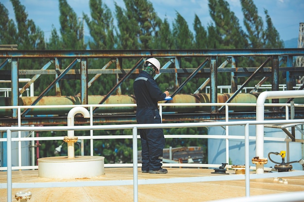 Mannelijke werknemer inspectie visuele tank en pijpleiding oliegas