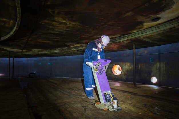 Mannelijke werknemer inspectie vloer scan tank extern drijvend van roest muur verliest dikte bodemplaat in opgesloten