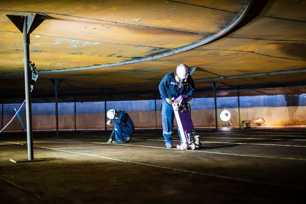 Mannelijke werknemer inspectie vloeren scan tank