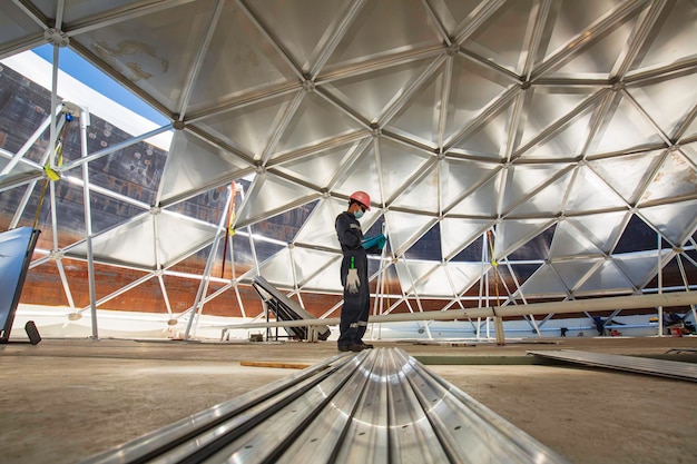 Mannelijke werknemer registreert visuele inspectie tankkoepel aluminium in de besloten ruimte