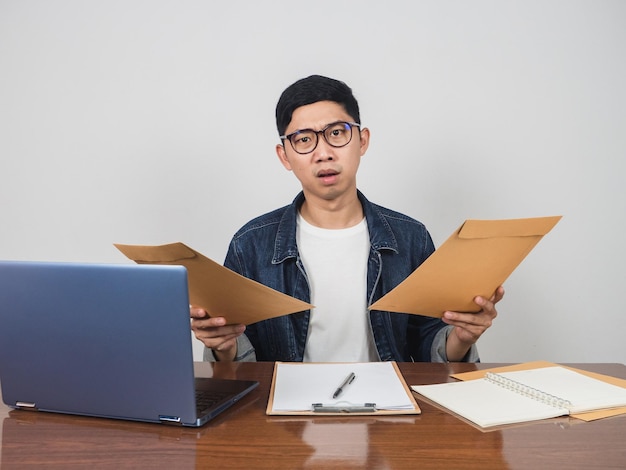 Mannelijke werknemer werkt hard en erg druk aan de werktafel voelt zich beproefd