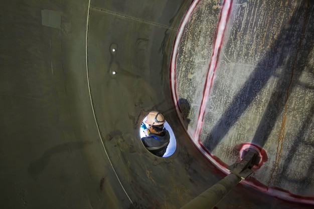 Mannelijke werkzaamheden ontsnappen uit de besloten ruimte van de brandstoftank