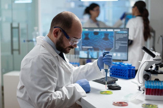 Mannelijke wetenschapper die experimenteert in het laboratorium
