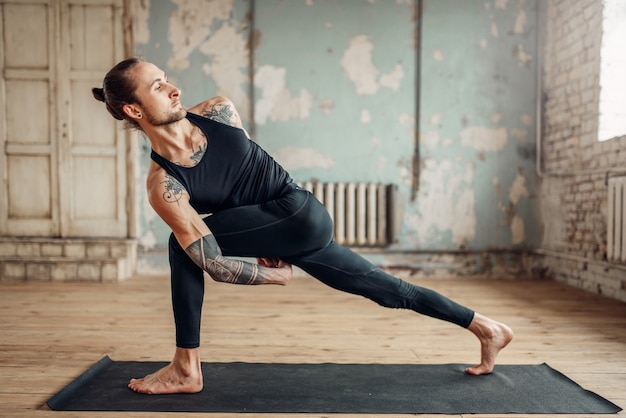 Mannelijke yoga flexibiliteit oefening doen