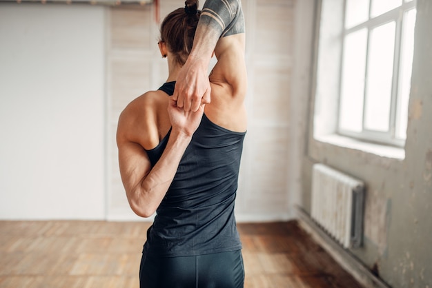 Mannelijke yoga op training, flexibiliteit van het menselijk lichaam