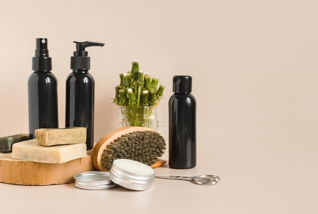 Foto mannelijke zelfzorg natuurlijke eco-cosmetische producten voor huidverzorging van het gezicht en lichaam