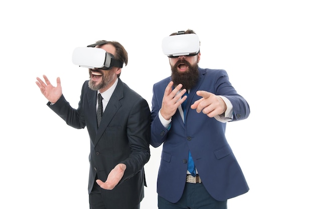 Mannen bebaarde formele pakken Digitale technologieën Bedrijfsinnovatie Vr-presentatie Mannen vr-bril moderne technologie witte achtergrond Team van vernieuwers Virtuele zaken Online bedrijfsconcept