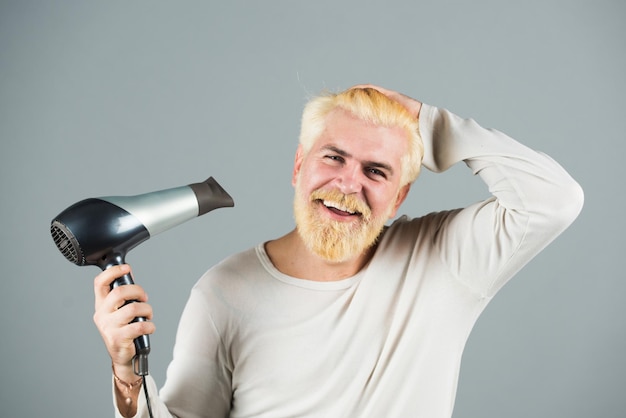 Mannen blonde haarkleur met föhn föhnen je haar