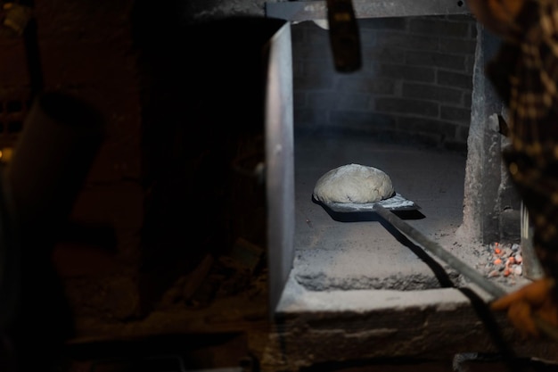 Mannen die brood in de oven zetten