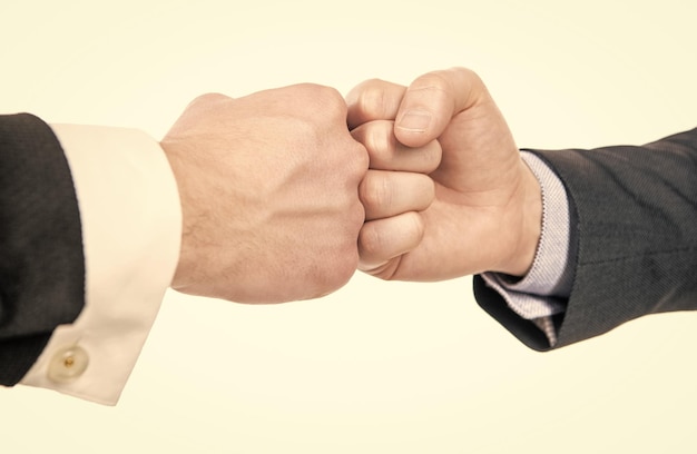 Mannen die handen pompen na succesvolle samenwerking tussen zakelijke deals