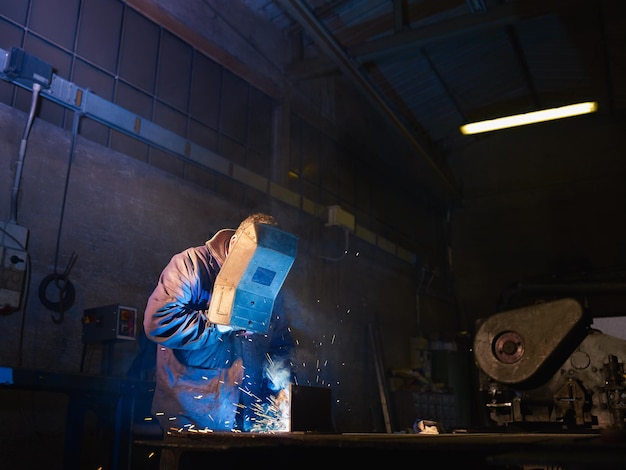 Mannen die in een fabriek lassen