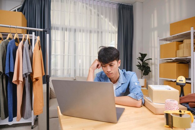 Mannen die kleine bedrijven opstarten en thuis online verkopen, zijn depressief vanwege de dalende verkoop.