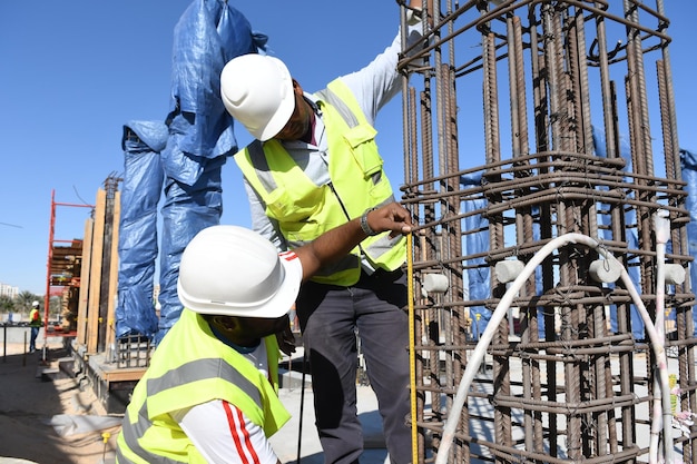 Mannen die op de bouwplaats werken
