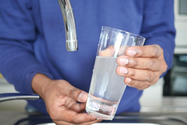 Mannen die vuil glas water vasthouden