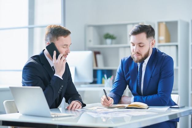 Mannen die werk organiseren