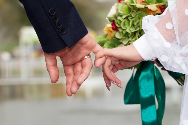 Mannen en vrouwen handen van geliefden