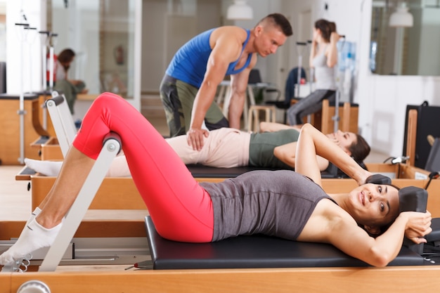 Mannen en vrouwen in de sportschool tijdens de oefeningen