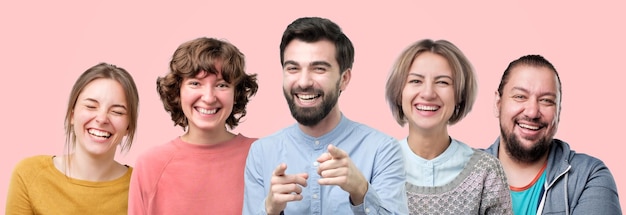 Mannen en vrouwen lachen om grap met een goed humeur