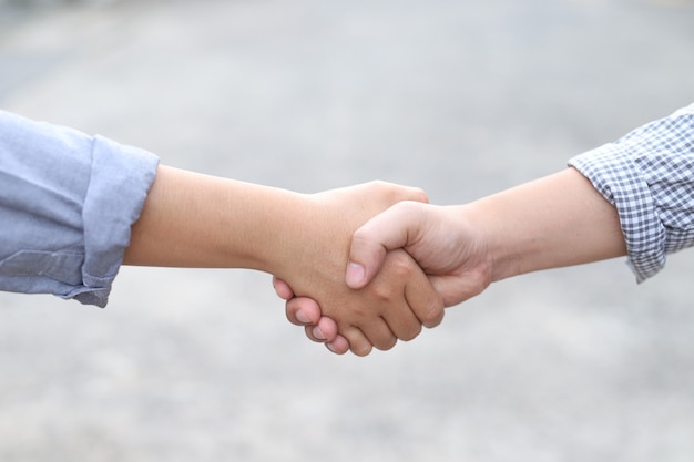 Foto mannen en vrouwen schudden elkaar de hand om elkaar te begroeten