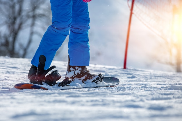 Mannen gaan skiën op sneeuw in de bergen.