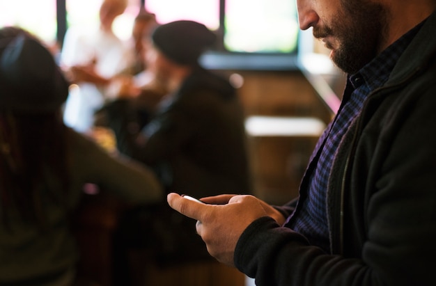 Foto mannen gebruiken mobiele telefoonverbinding sociaal netwerk