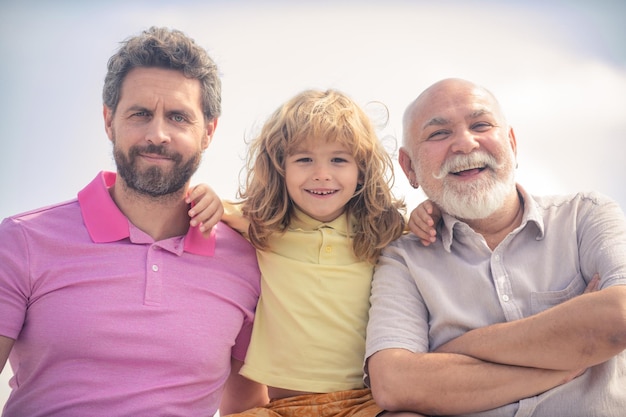 Mannen generatie portret van gelukkige grootvader vader en zoon kind Vaderdag Mannen in verschillende leeftijden