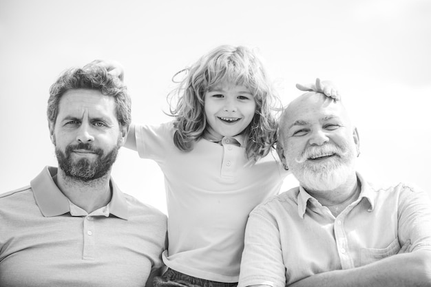 Mannen generatie portret van grootvader vader en grappige zoon kind vaders dag mannen in verschillende leeftijden
