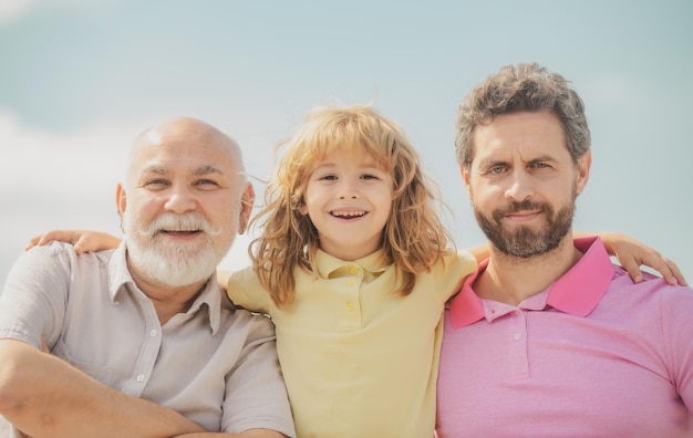 Mannen generatie portret van grootvader vader en zoon kind vaders dag mannen in verschillende leeftijden