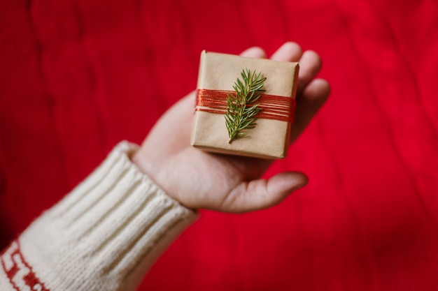 Mannen hand houdt een geschenk