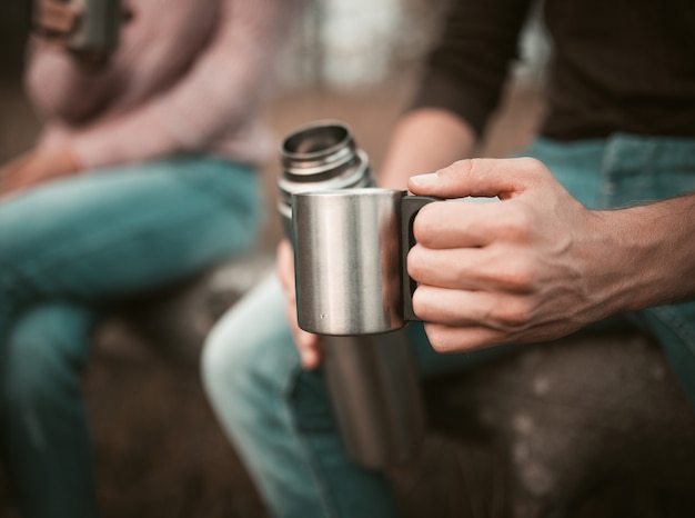 Mannen Hand Met Cup En Thermosflessen, Camping Break