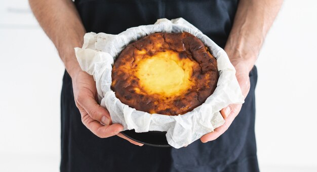 Mannen handen met een cheesecake.